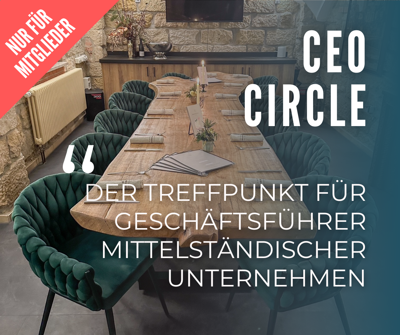 Holztisch mit Stühlen in einem Raum, der für ein CEO-Treffen eingerichtet ist.