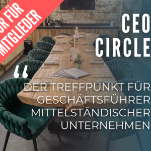 Holztisch mit Stühlen in einem Besprechungsraum für Geschäftsführer mittelständischer Unternehmen.