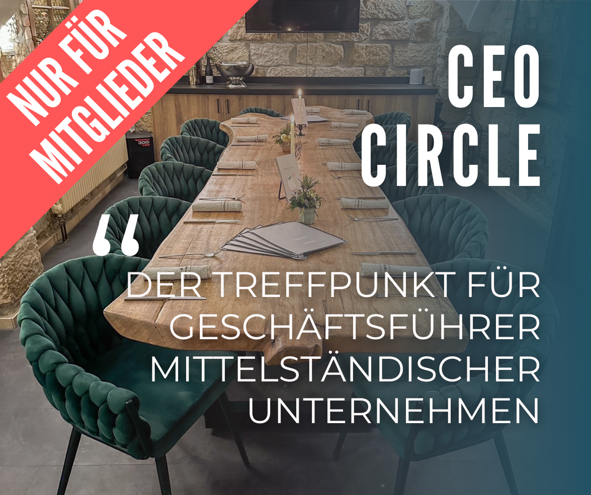 Holztisch mit Stühlen in einem Besprechungsraum für Geschäftsführer mittelständischer Unternehmen.